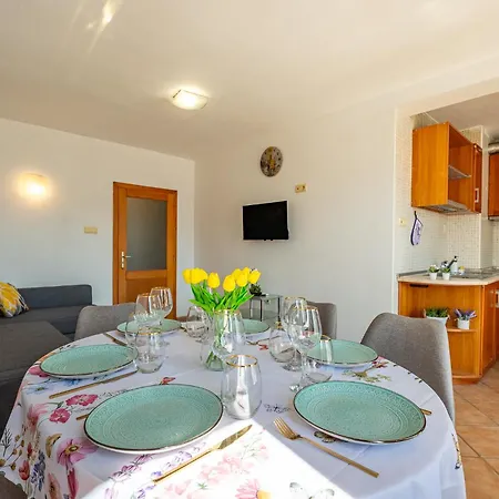 Location 2 Bedroom Next To The Варна