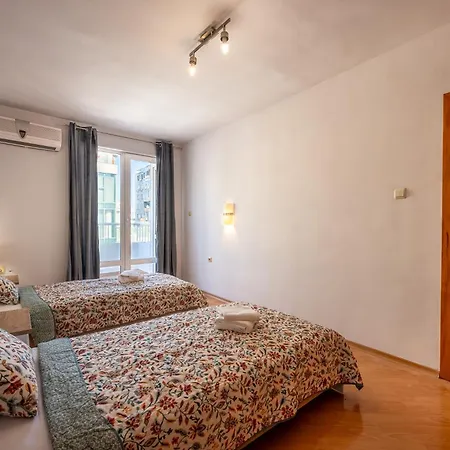 Апартаменти Location 2 Bedroom Next To The Варна