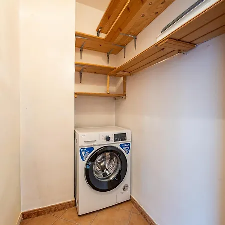 Апартаменти Location 2 Bedroom Next To The Варна