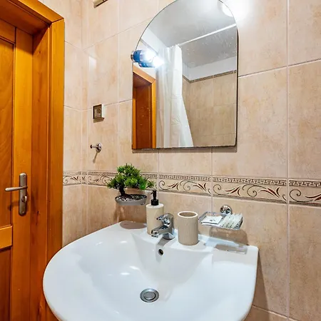 Апартаменти Location 2 Bedroom Next To The