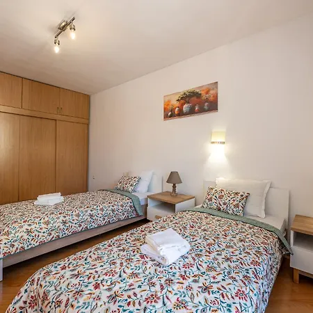 Location 2 Bedroom Next To The Апартаменти Варна